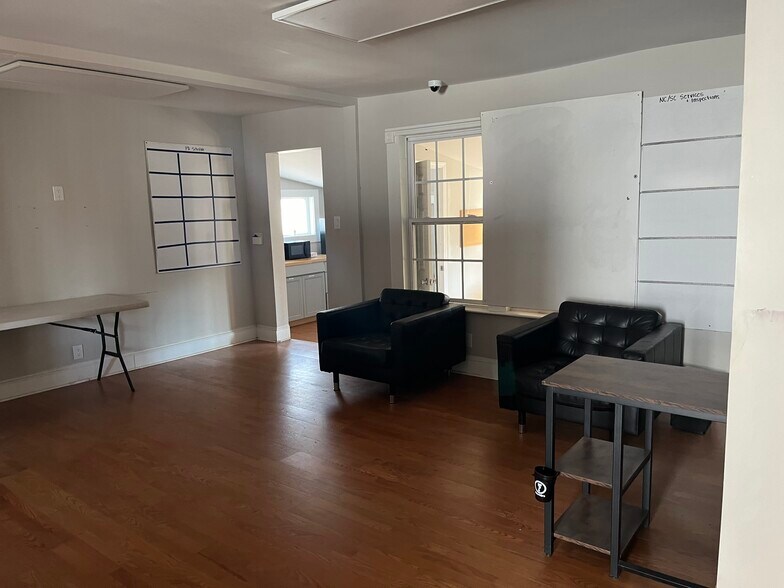 More Photos Of 608 Rountree Rd, Charlotte Office For Lease