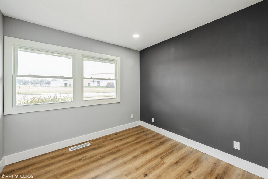 More Photos Of 711 N 1st St, Dekalb Office For Lease