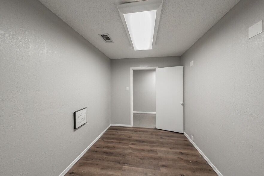 More Photos Of 7235 Glenview Dr, Richland Hills Office For Sale