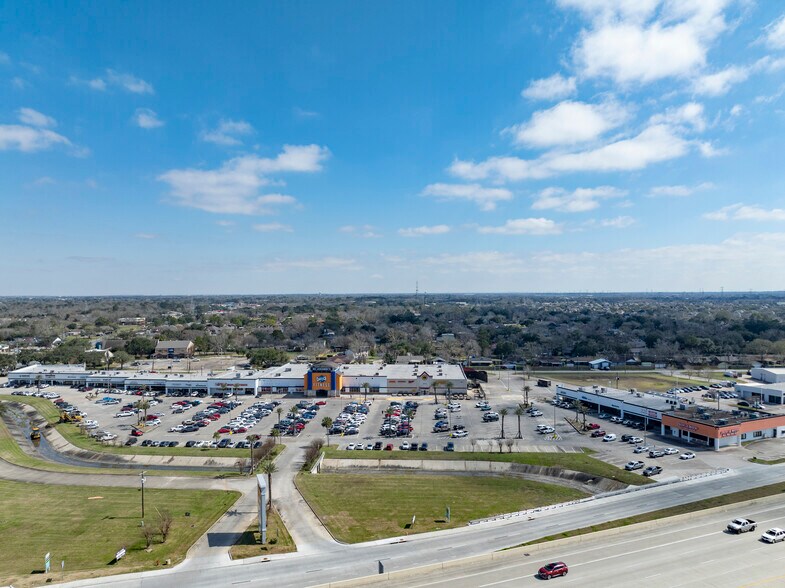 More Photos Of W Main St & Gulf Fwy S, League City Land For Lease