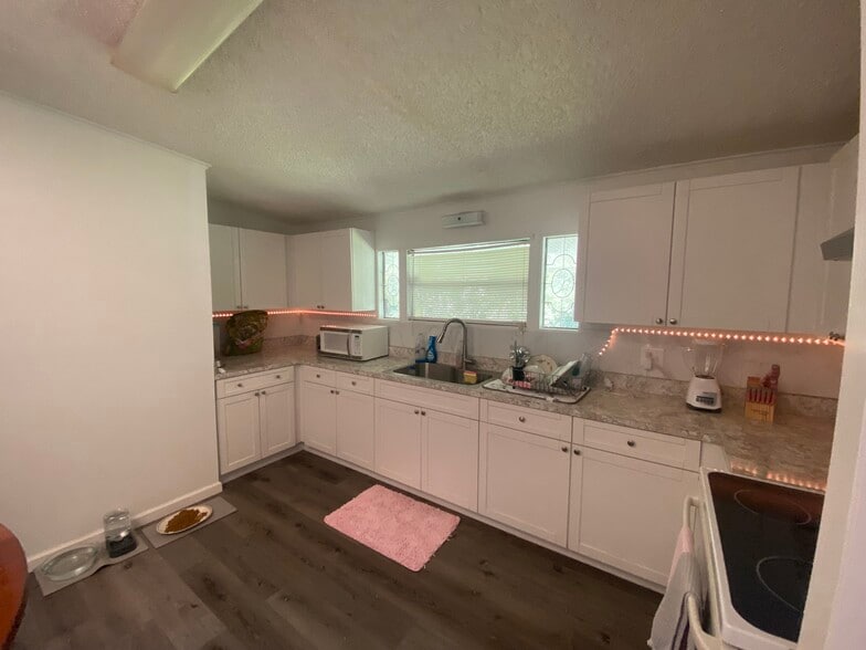 More Photos Of 10850 Cozarts Chalet, Gibsonton Manufactured Housing Mobile Home Park For Sale