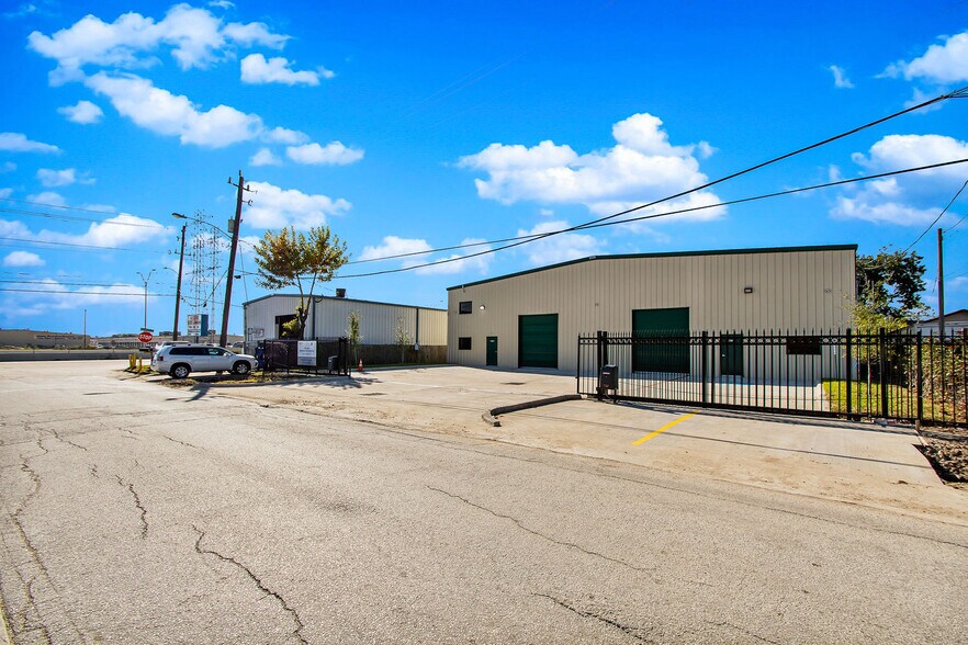 More Photos Of 4018 Ocee St, Houston Manufacturing For Lease
