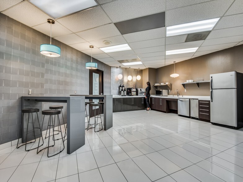 More Photos Of 1705 W Northwest Hwy, Grapevine Unknown For Lease