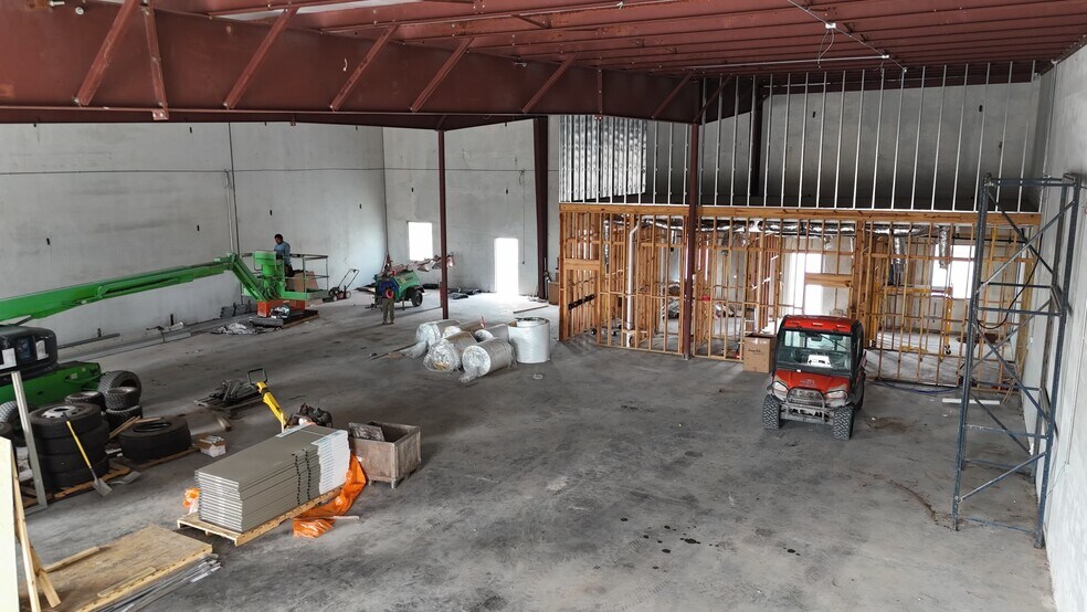 More Photos Of 8053 Ironside Dr, Fort Myers Warehouse For Lease