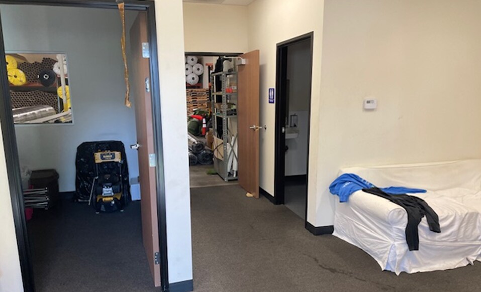 More Photos Of 20 N Aviador St, Camarillo Warehouse For Lease