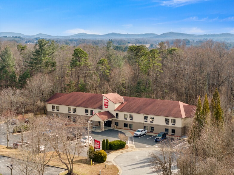 Primary Photo Of 240 Mitchelle Dr, Hendersonville Hotel For Sale