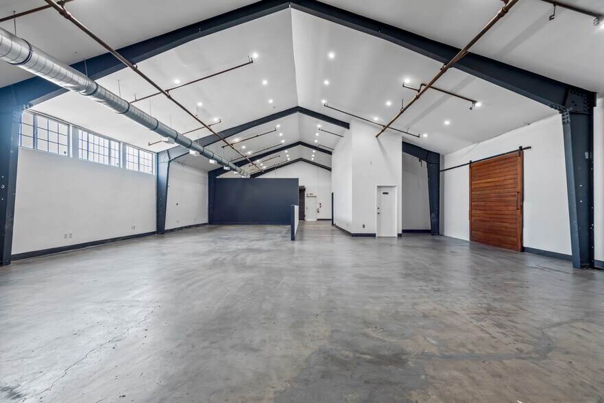 Primary Photo Of 713 N Victory Blvd, Burbank Warehouse For Lease