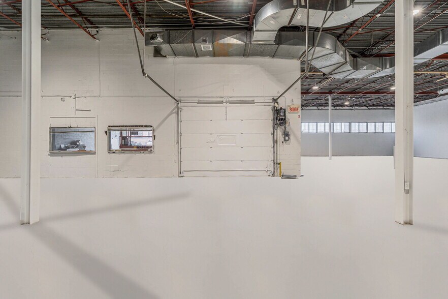 More Photos Of 5655 Rue de Marseille, Montréal Light Distribution For Lease