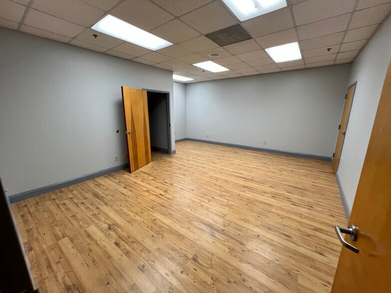 More Photos Of 2575 Cobb International Blvd, Kennesaw Warehouse For Lease