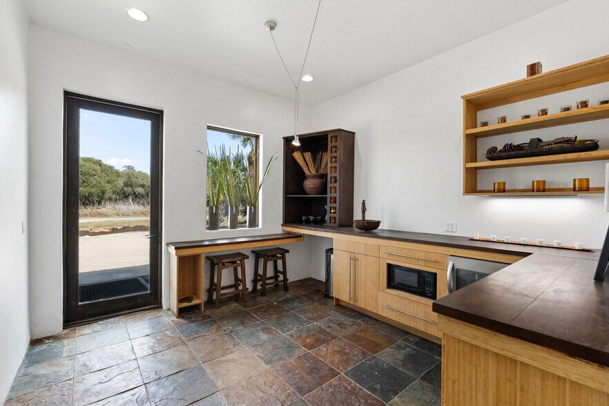 More Photos Of 1703 Highway 35 S, Rockport Office Residential For Lease