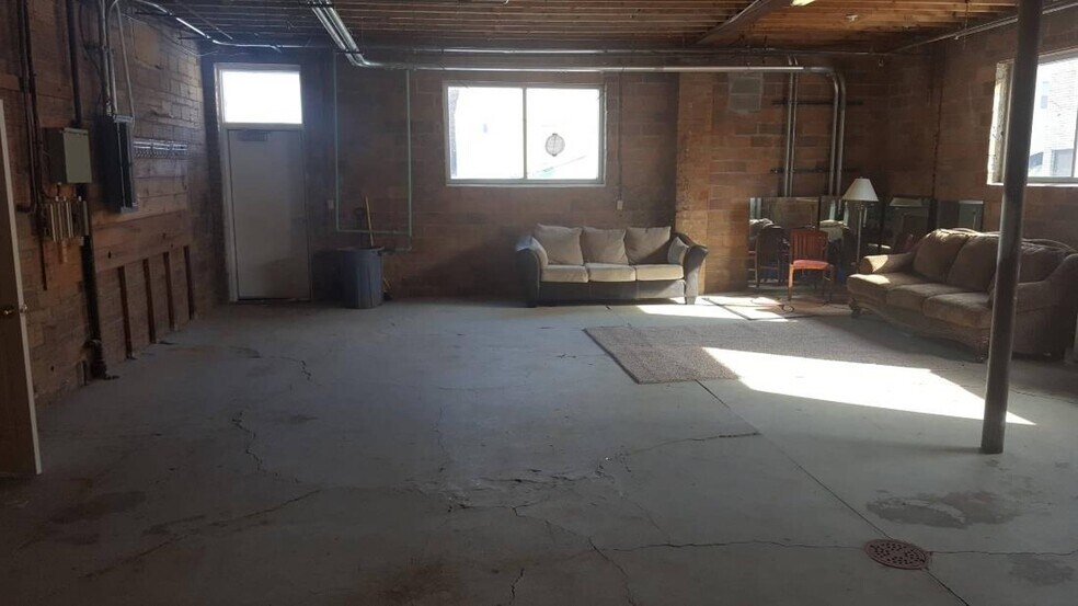 More Photos Of 112 NW 2nd Ave, Mandan Storefront Retail Residential For Lease