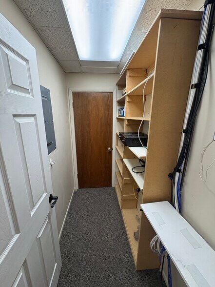 More Photos Of 937-949 Pioneer, Draper Office For Lease