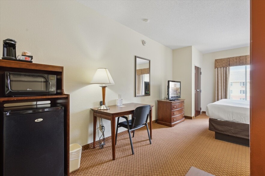 More Photos Of 2750 Fortune Cir W, Indianapolis Hotel For Sale