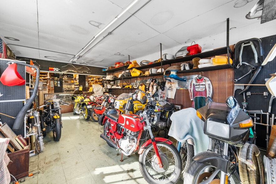 More Photos Of 6600 Haines Rd N, Saint Petersburg Auto Repair For Sale