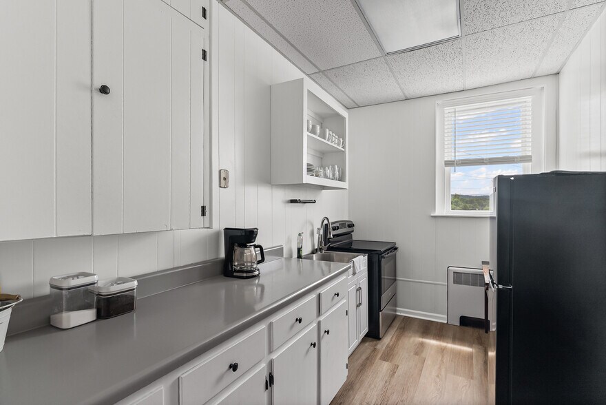 More Photos Of 525 7th St, Altavista Office For Sale