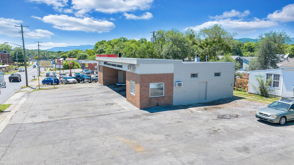 More Photos Of 105 E 4th St, Salem Auto Repair For Sale