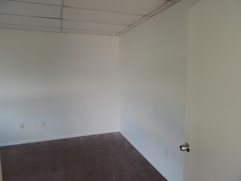 More Photos Of 2311 Whitfield Industrial Way, Sarasota Warehouse For Sale