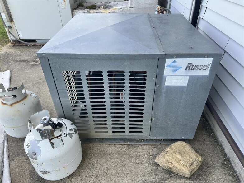 More Photos Of 12180 Center Rd, Durand Service Station For Sale