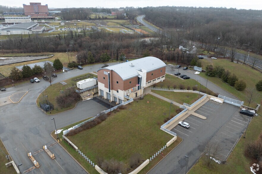 More Photos Of 5 Skyline Dr, Hawthorne Light Distribution For Lease