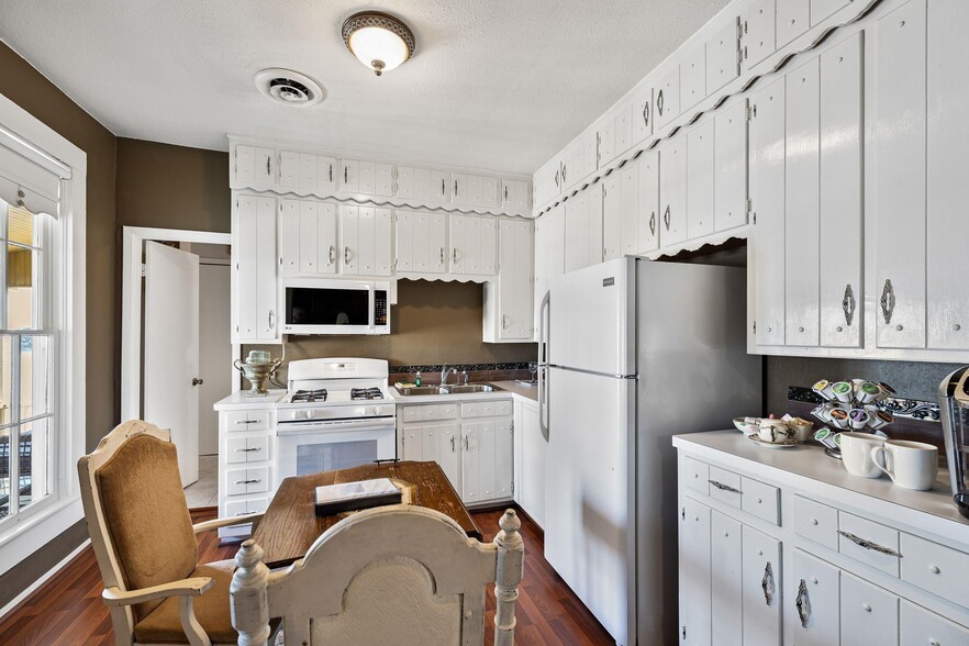 More Photos Of 123 W Doyle St, Granbury Hospitality For Sale