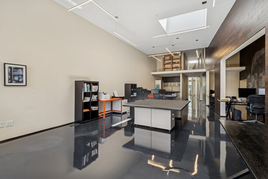 More Photos Of 944 W Huron St, Chicago Office Residential For Lease