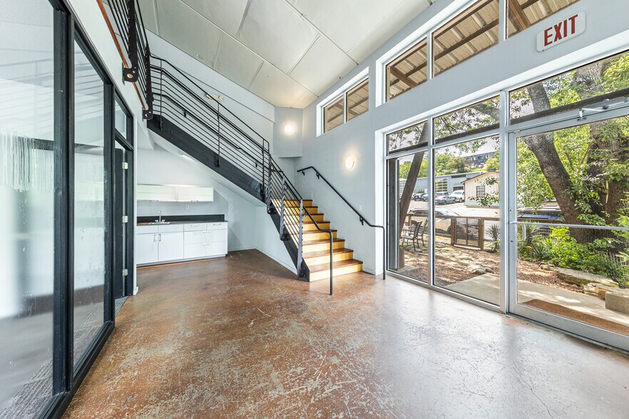 More Photos Of 1107 S 8th St, Austin Office Residential For Lease