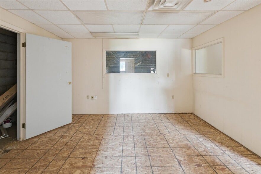 More Photos Of 211 Lee St, Saginaw Manufacturing For Sale