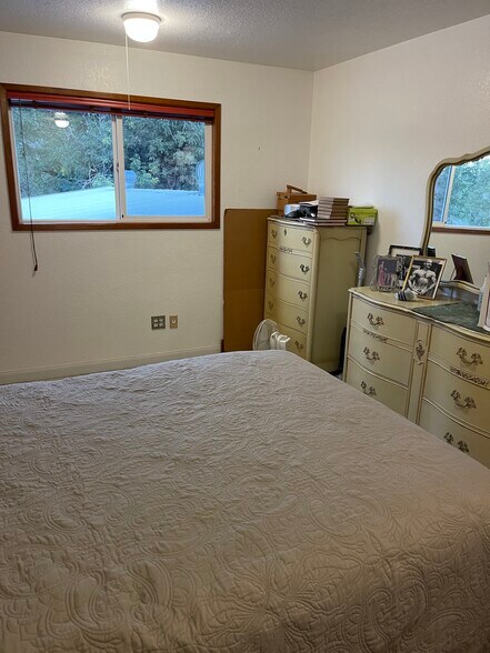 More Photos Of 5565 NE Stephens St, Winchester Auto Repair For Sale