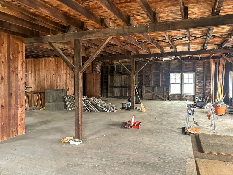 More Photos Of 9 Republic Aly, New Freedom Light Manufacturing For Sale