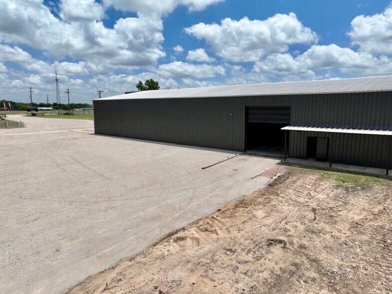 More Photos Of 4528 S Interstate 35, Alvarado Warehouse For Lease