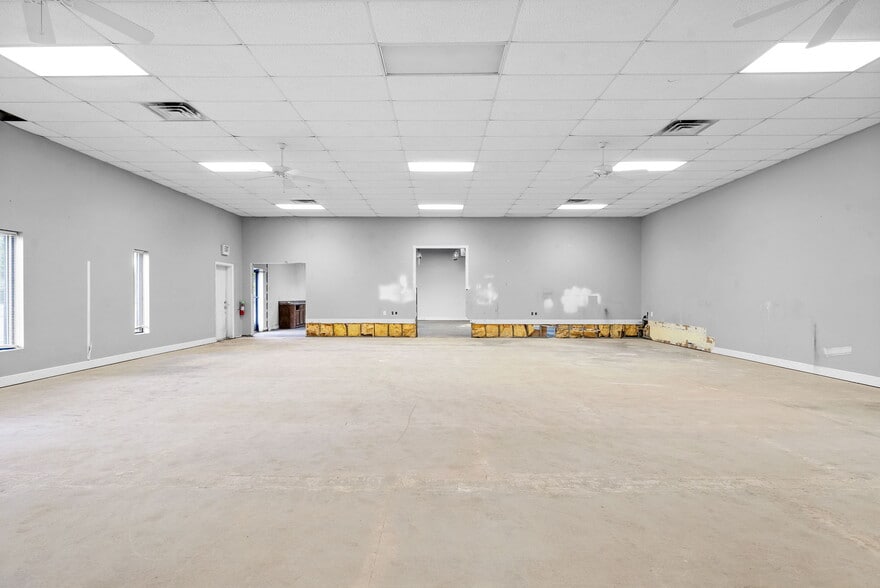 More Photos Of 131 Corporate Dr, Clarksville Flex For Lease