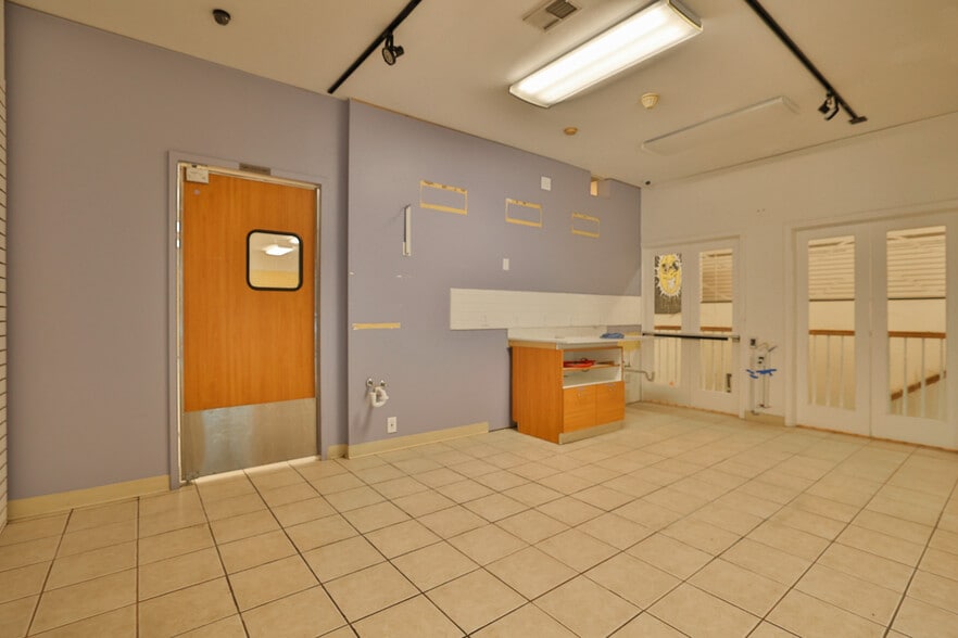 More Photos Of 107 N Bluff Rd, Collinsville Storefront For Sale