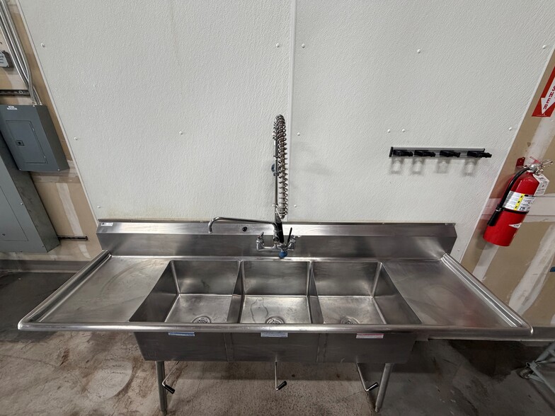 More Photos Of 7910 N Glen Harbor Blvd, Glendale Unknown For Lease