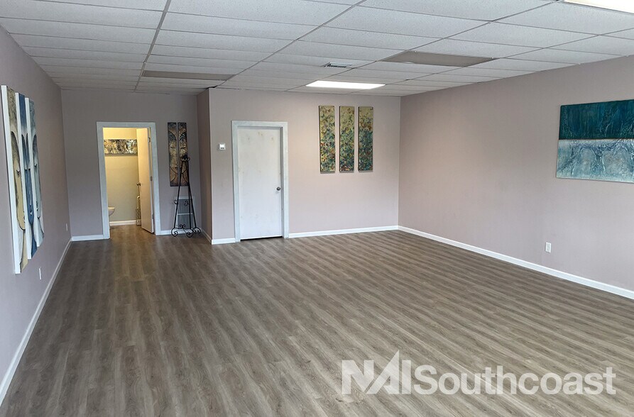 More Photos Of 2327-2331 NE Dixie Hwy, Jensen Beach General Retail For Lease