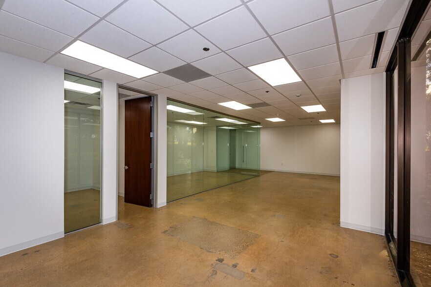 More Photos Of 104 Decker Ct, Irving Unknown For Lease