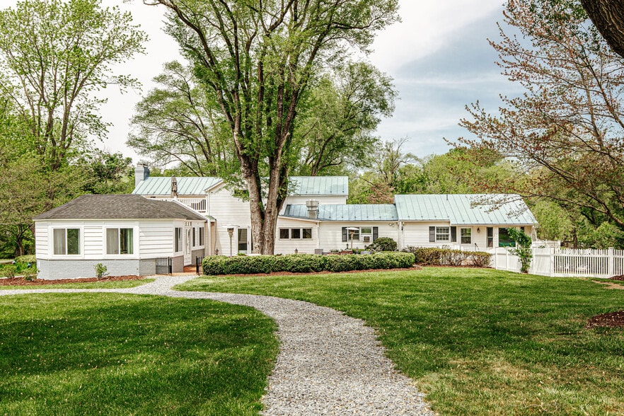 More Photos Of 1329 Commerce Rd, Staunton Hotel For Sale