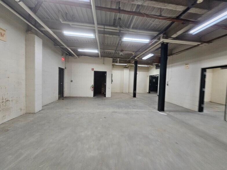 More Photos Of 20 Industrial Dr, Middletown Light Manufacturing For Lease