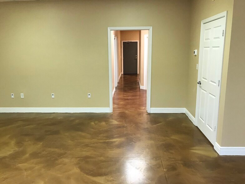 More Photos Of 1045 Collier Center Way, Naples Flex For Lease