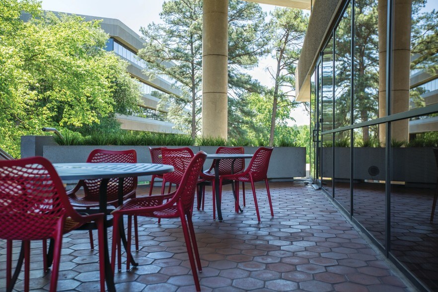 More Photos Of 5901 Peachtree Dunwoody Rd NE, Atlanta Unknown For Lease