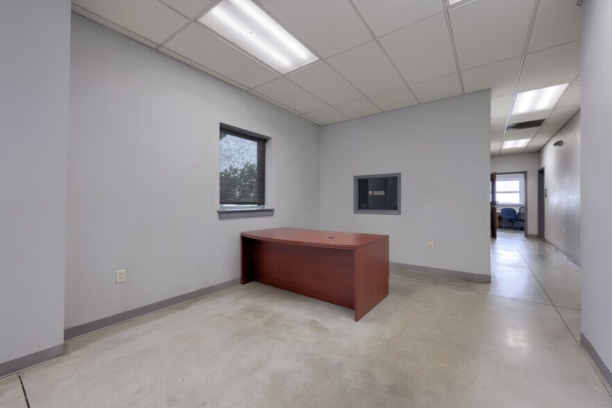 More Photos Of 608 Fairview Rd, Manheim Specialty For Lease