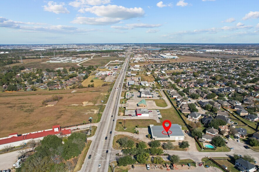 More Photos Of 7910 N Hwy 146, Baytown Showroom For Lease