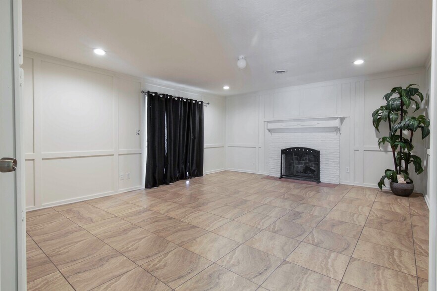 More Photos Of 825 Fairmont Pkwy, Pasadena Office For Sale
