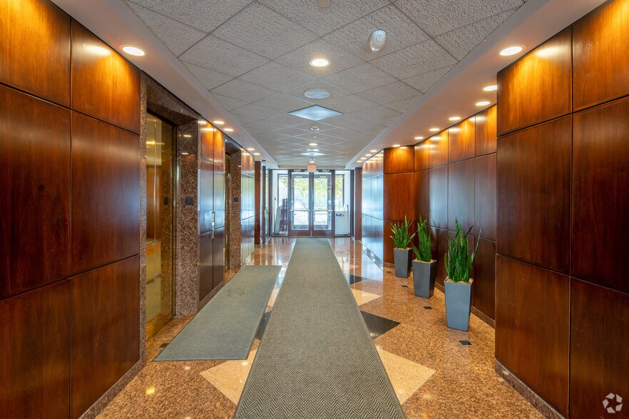 More Photos Of 750 W Lake Cook Rd, Buffalo Grove Office For Lease