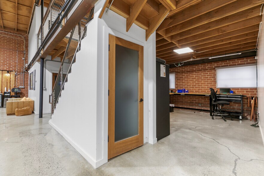More Photos Of 1604 Venice Blvd, Los Angeles Showroom For Lease