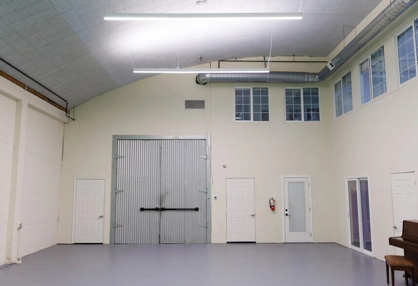 More Photos Of 560 4th St, San Francisco Showroom For Lease