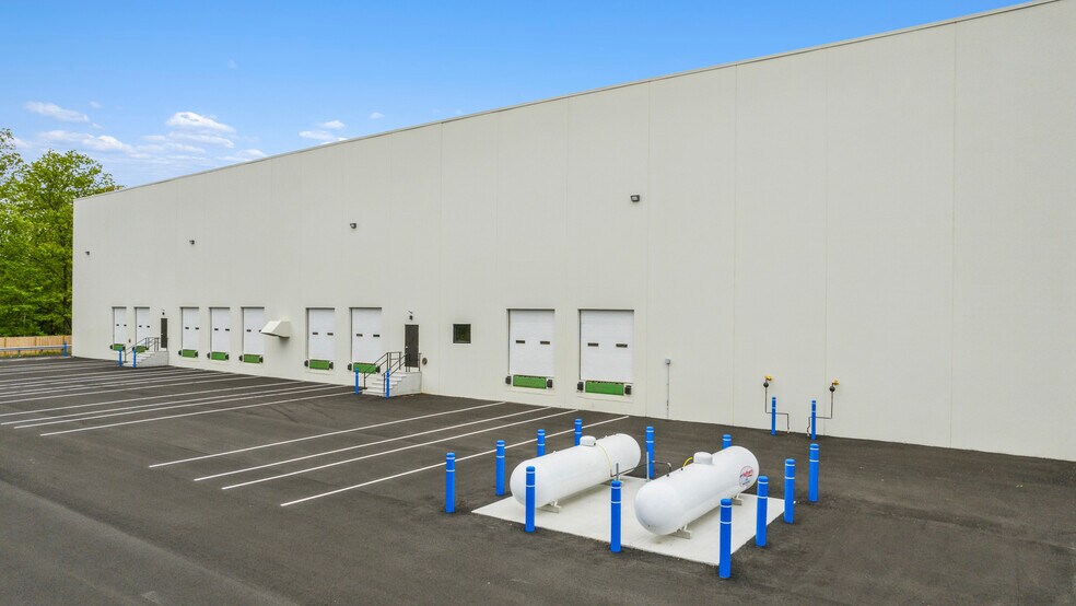 More Photos Of 46 Old Ferry Rd, Methuen Warehouse For Lease