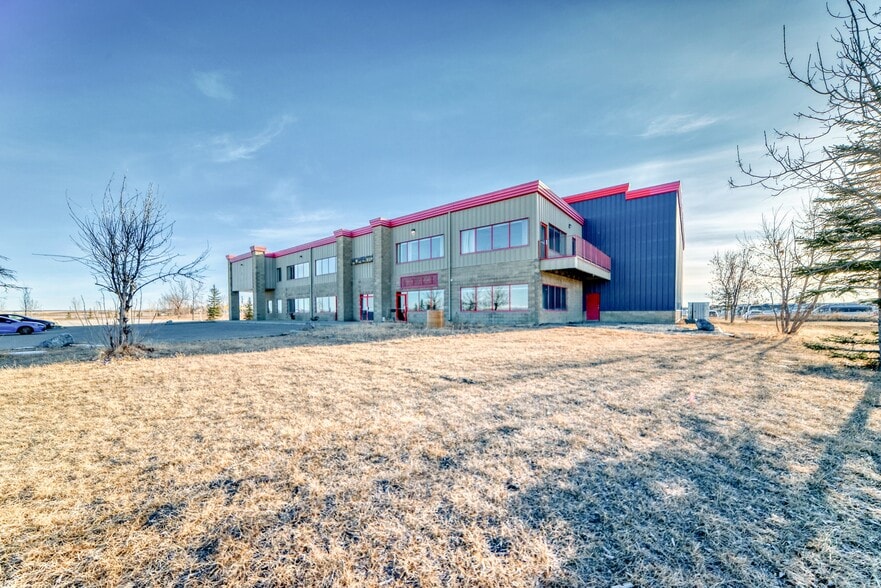 More Photos Of 16 Commercial Dr, Calgary Warehouse For Lease