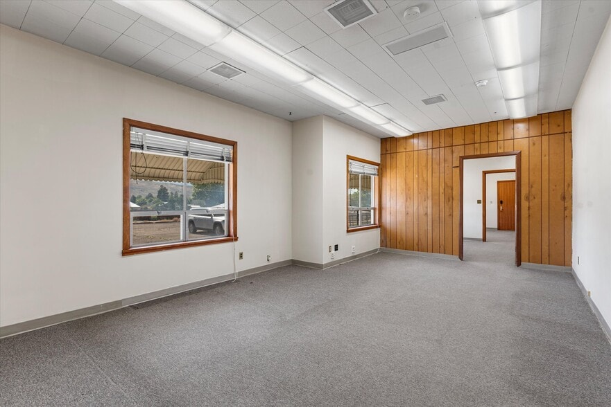 More Photos Of 1050 S Bridge St, Baker City Office For Sale