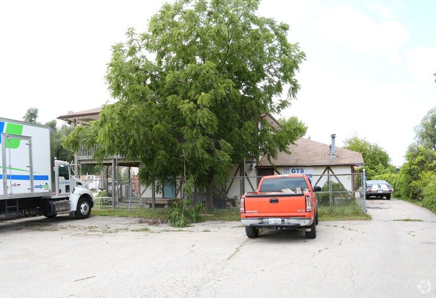 Primary Photo Of 403-409 Woodlawn Rd W, Guelph Auto Repair For Lease