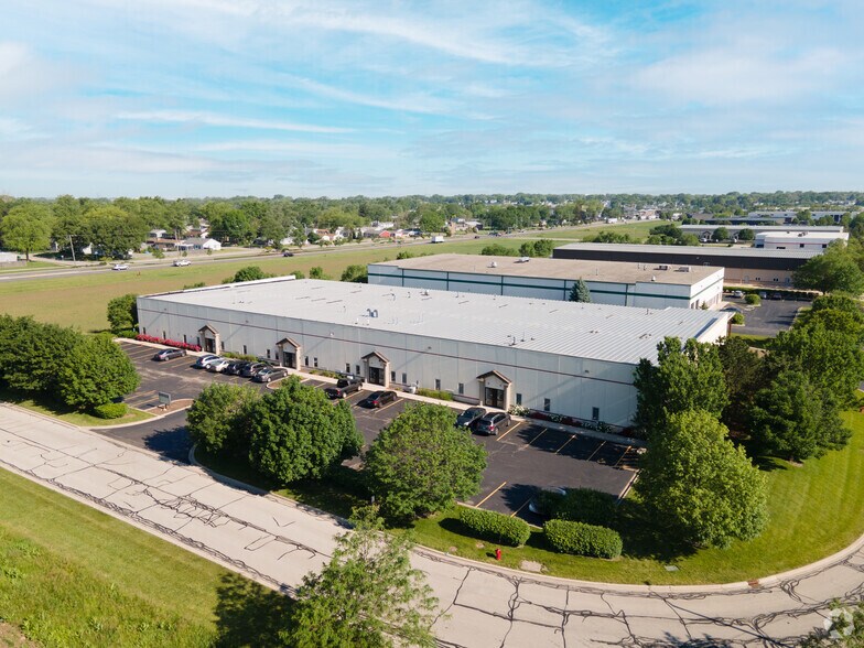 More Photos Of 32-50 E Montrose Dr, Romeoville Warehouse For Lease